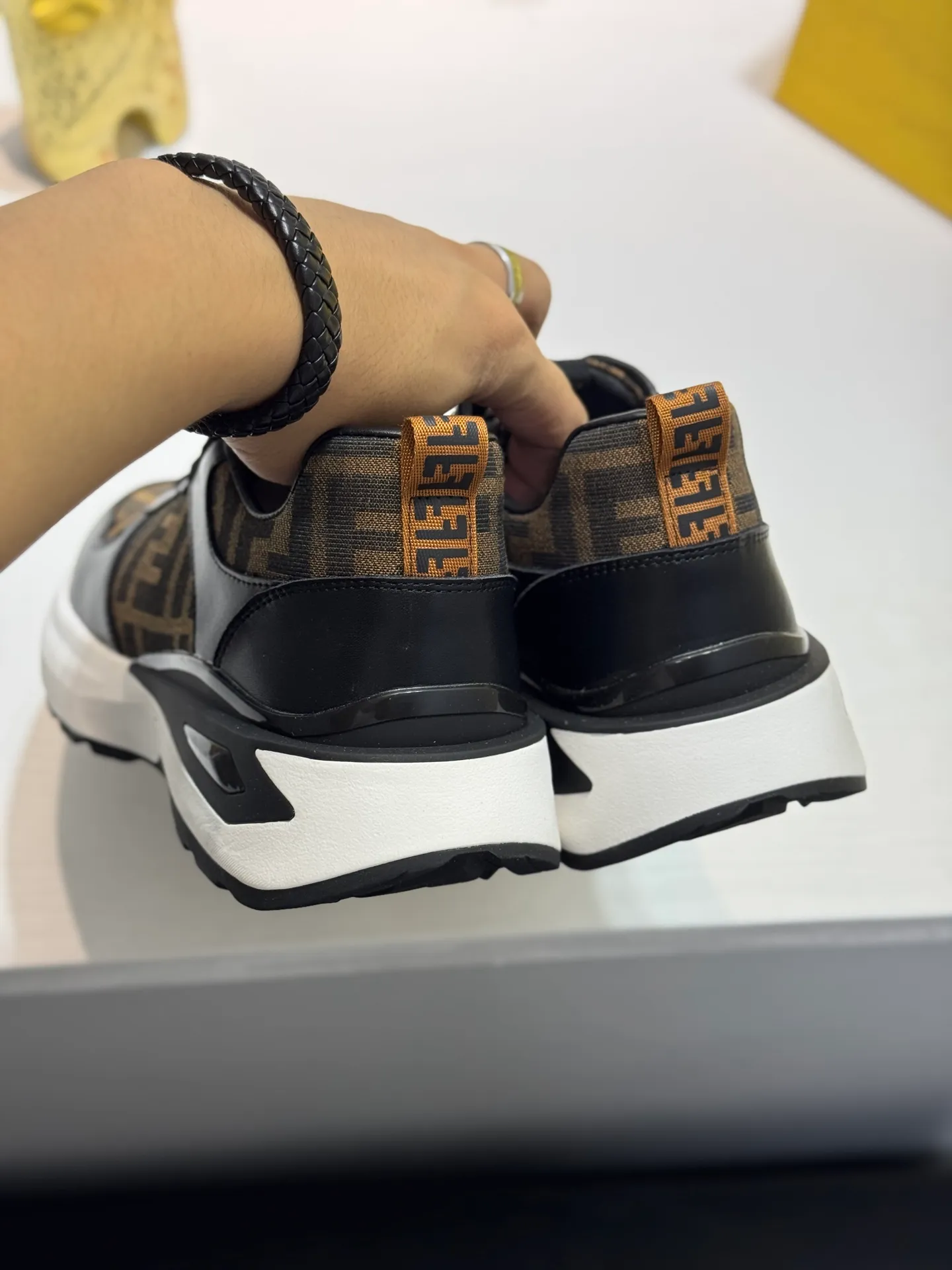 Men's shoes 💰440 [New style] 🐛🐛FENDI* Fendi! Purchasing agent level🔥hot style, the upper is made of cowhide➕canvas, and the lightweight non-slip outsole. Top quality in the market, personally performed by many celebrities, fashionable and popular, versatile and popular, simple yet tasteful, a must-have for fashionistas, exuding a fashionable and casual atmosphere, fashion is at your feet, wear it with confidence. Size: 38-44 (45 customized
